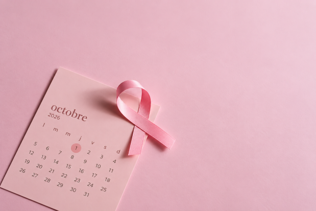 Image d'un ruban rose et d'un calendrier affichant le mois d'octobre 2026