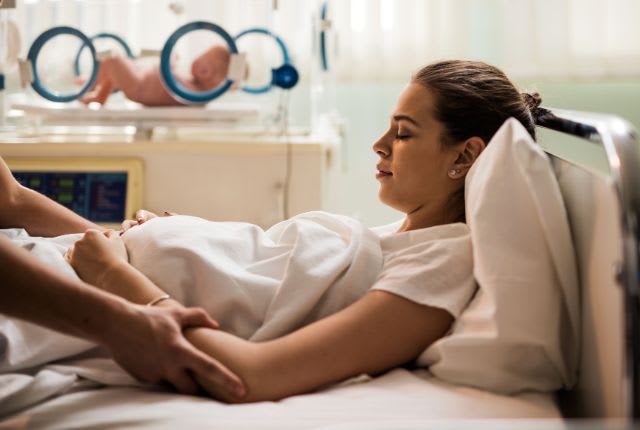 Accouchement eutocique : image d'une femme allongée sur un lit d'hopital