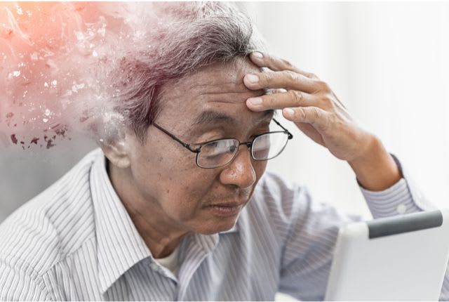 Un homme âgé se tient la tête. Une nuée s'échappe de son crâne pour figurer les dégâts causés par la maladie d'Alzheimer.
