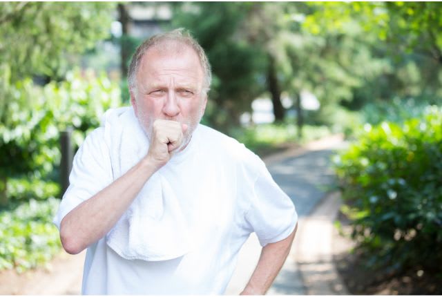 Coqueluche : homme dans la rue qui tousse