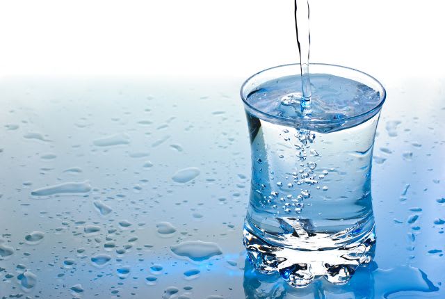 Déshydratation : image d'un verre d'eau rafraîchissante.