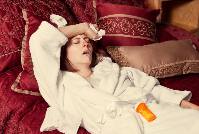 Grippe intestinale : femme allongée sur son lit mal en point.