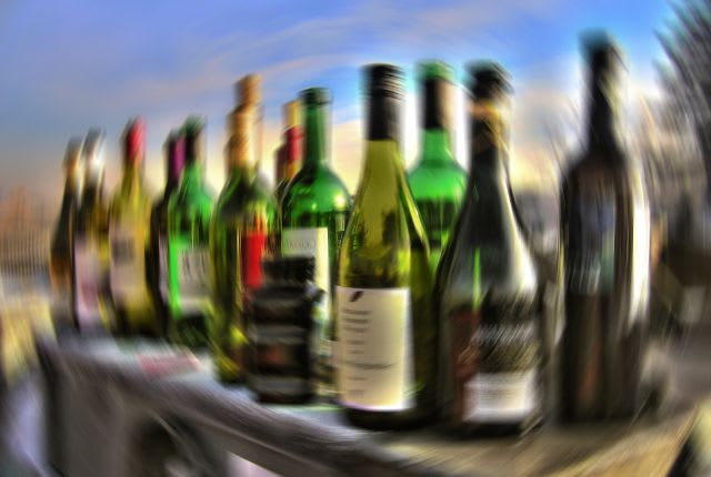 Syndrome de Korsakoff : image de multiples bouteilles brouillées. La grande majorité des cas de syndrome de Korsakoff sont dus à l'alcool.