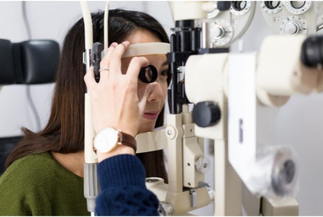 Appareil de tonométrie pour mesurer la tension dans les yeux ou tension oculaire.