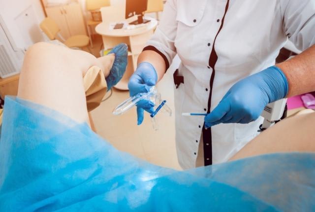 Colposcopie. Une soignante s'apprête à réaliser une colposcopie.