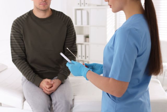 Un patient se voit proposer un test dans le cadre d'une recherche de maladie sexuellement transmissible. La gonorrhée, causée par la bactérie Neisseria gonorrhoeae, est très contagieuse.