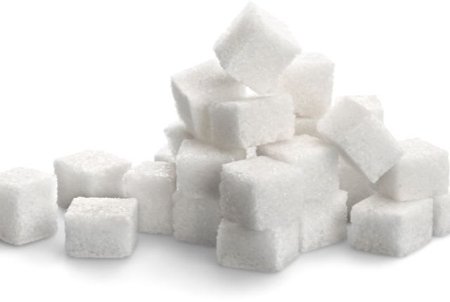 Hypoglycémie : petit tas de carrés de sucre.
