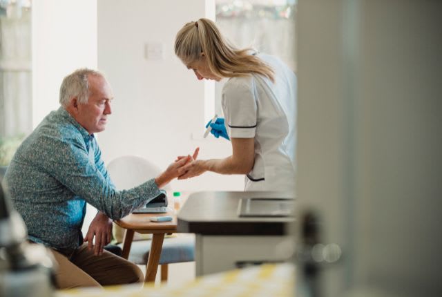 Diabète de type 1 : définition, causes, traitements. Une infirmière teste un patient.