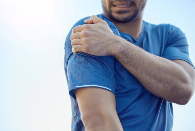 Luxation de l'épaule : un homme se tient l'épaule droite de douleur.