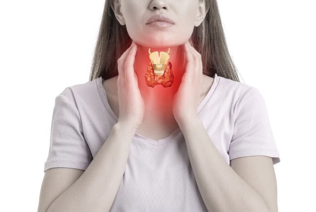 Nodule de la thyroïde : femme se tenant le cou avec, en incrustation, le dessin de la thyroïde, en forme de papillon.