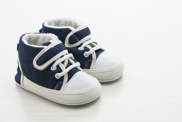 Mini baskets de nouveau-né en illustration de la définition du pied bot. Malformation des pieds, le pied bot, ou talipes equinovarus de son nom scientifique, touche environ 2 nouveau-nés sur 1 000.