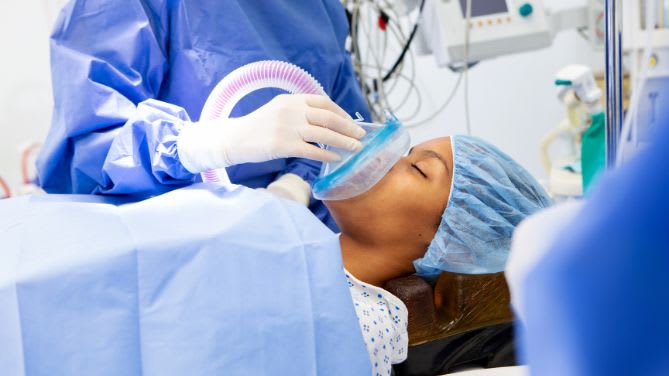 Accès aux soins des étrangers hors Europe en France : une patiente est prise en charge par un anesthésiste avant une opération.
