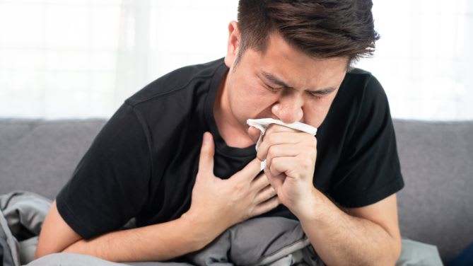 Coqueluche : augmentation des cas en France en 2024. Image d'un homme qui tousse.