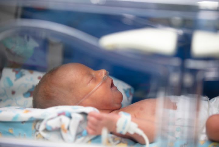Accouchement prématuré : image d'un bébé prématuré dans une couveuse