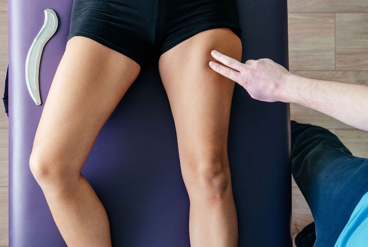 Quadriceps : photographie des quadriceps d'un homme allongé sur un banc médical