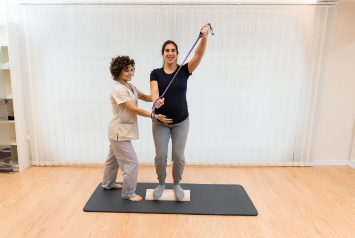 Rééducation du périnée : image d'une femme pratiquant un exercice de rééducation du périnée à l'aide d'un élastique