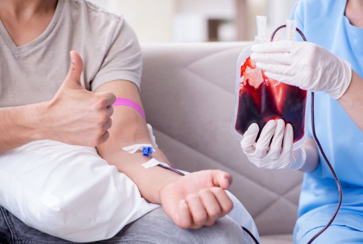 Transfusion sanguine : image d'un homme recevant une transfusion de sang chez le médecin