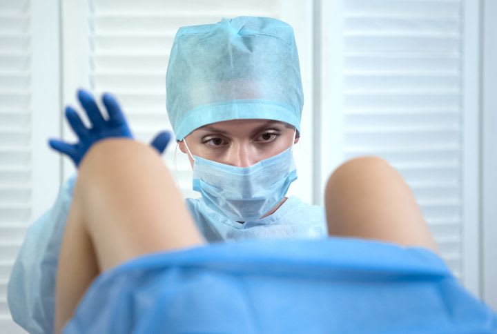 Accouchement déclenché : une gynécologue examine le col de l'utérus d'une patiente.