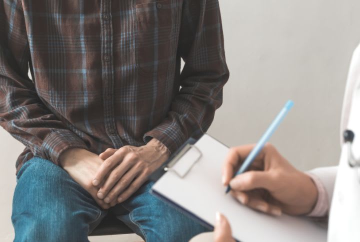 Cancer de la prostate : quand s’inquiéter pour sa prostate ? Un médecin prend des notes au cours d'un entretien avec un patient.