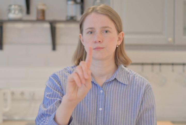 Déni de grossesse : image d'une jeune femme qui fait non avec le doigt pointé de sa main droite.