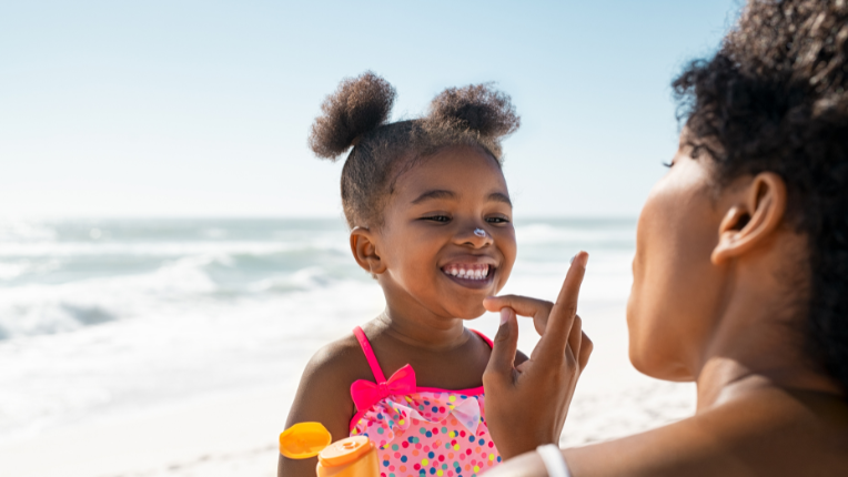 Le vrai du faux sur la crème solaire : ce que disent les dermatologues pour mieux se protéger