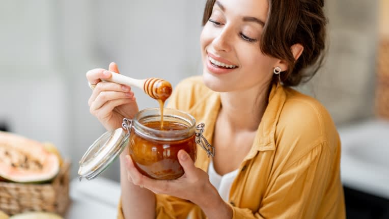 Femme qui mange du miel