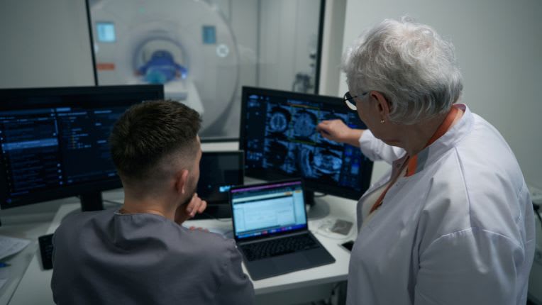 Scanner apres IRM : photo d'un radiologue analysant les resultats d'un IRM
