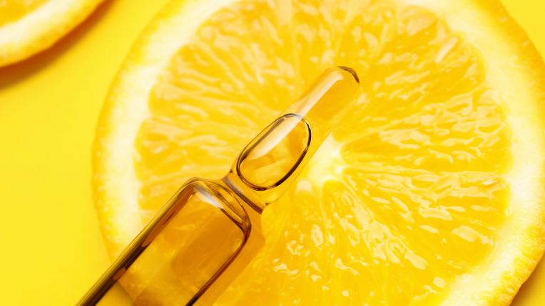photo toute jaune avec un citron et une ampoule pour représenté lacide ascorbique 