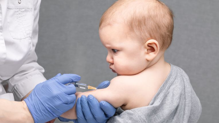 La bronchiolite au stade épidémique pratiquement partout en France début décembre 2025. Un bébé en train de se faire vacciner.