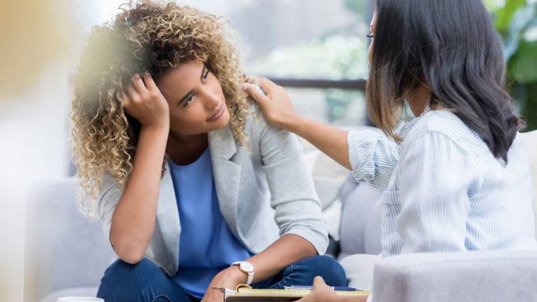 Endométriose : une jeune femme est réconfortée par une autre.