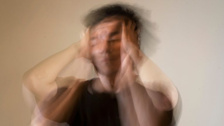 Fluoxétine (prozac) : indications, posologie, effets secondaires, conseils. Image volontairement trouble d'une personne qui se prend la tête dans les mains.