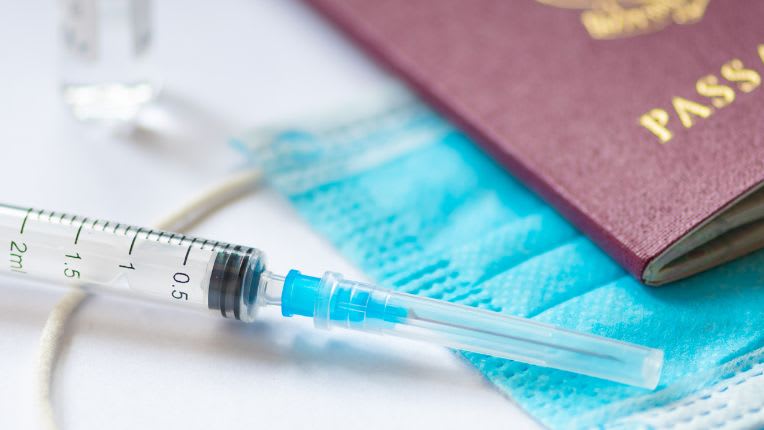 Hajj vaccin méningite. Image d'une seringue à côté d'un passeport.