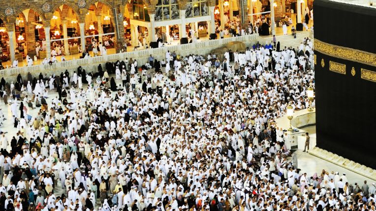 Vaccin Hajj. Une photo de la Kaaba à la Mecque et des nombreux pèlerins autour..