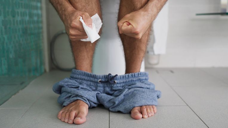 Lopéramide : traitement diarrhée, posologie, précautions. Image de pieds et de jambes d'un homme qui est assis sur les toilettes et serre les poings !
