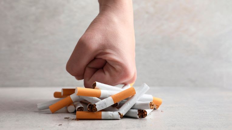 4 cancers sur dix évitables : ce que révèle l’OMS. Image d'un poing écrasant des mégots de cigarette. En France, le tabac est le principal facteur de risque de cancer.