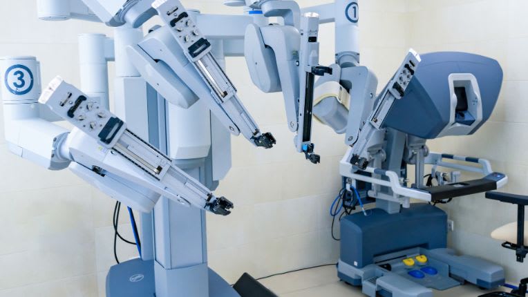 Opération de la gorge par robot à Montauban. Image d'un robot da Vinci avec ses bras articulés.