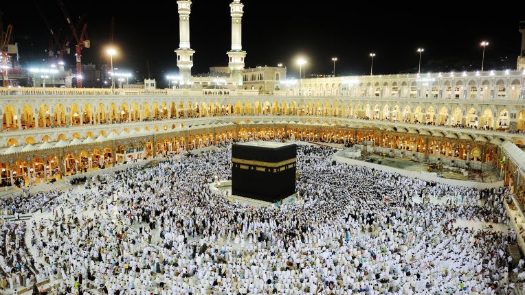 Arabie saoudite : la vaccination est ACWY est obligatoire. Image : des pèlerins autour de la Kaaba à la Mecque.