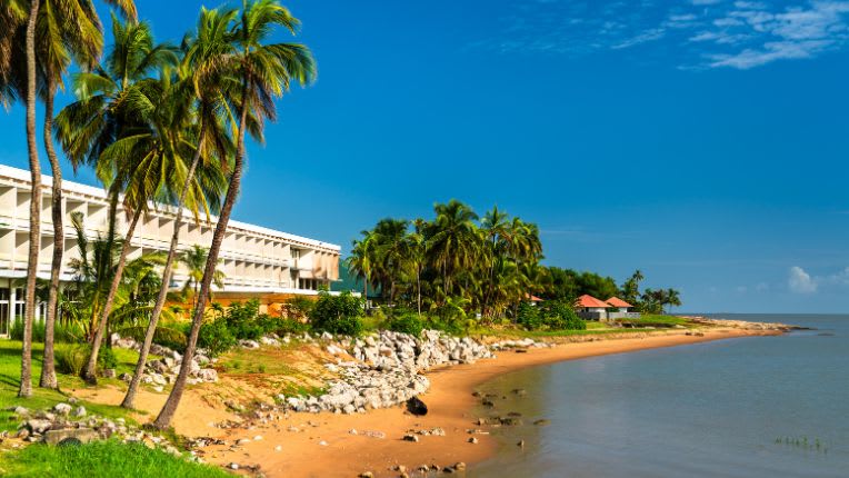 Fièvre jaune et vaccination. Image d'une plage à Kourou en Guyane.