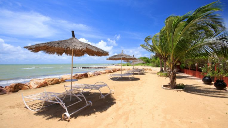 Vaccin fièvre jaune Sénégal. Image de la plage de Saly.
