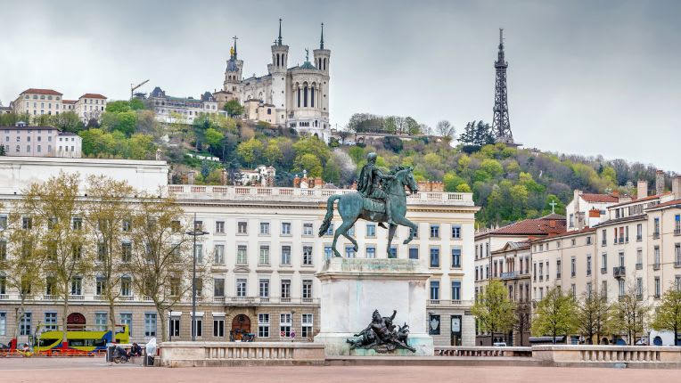 Vous habitez Lyon, ou ses alentours, comme Saint-Etienne, notamment, vous préparez un voyage à l’étranger ? Le vaccin contre la fièvre jaune est obligatoire pour certaines destinations. Image de la ville de Lyon qui accueille le centre de vaccination internationale ELSAN Lyon Parc.