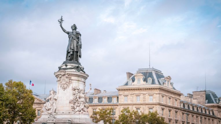 Vaccin fièvre jaune Paris. Image de la place de la République à Paris proche de laquelle se trouve, le Centre agréé de Vaccination Internationale de Paris République ELSAN.