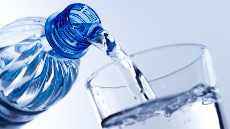 Vaccin hépatite A Marseille. CVI Elsan. Image d'eau versée dans un verre depuis une bouteille en plastique.