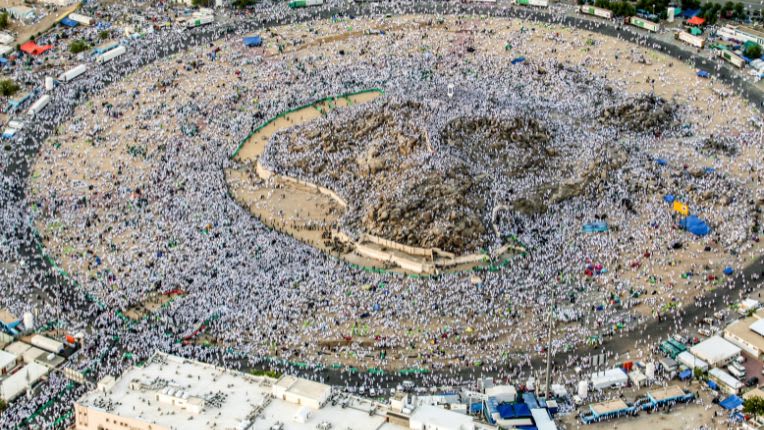 Vaccin omra obligatoire. Image de pèlerins au mont Arafat à la Mecque.