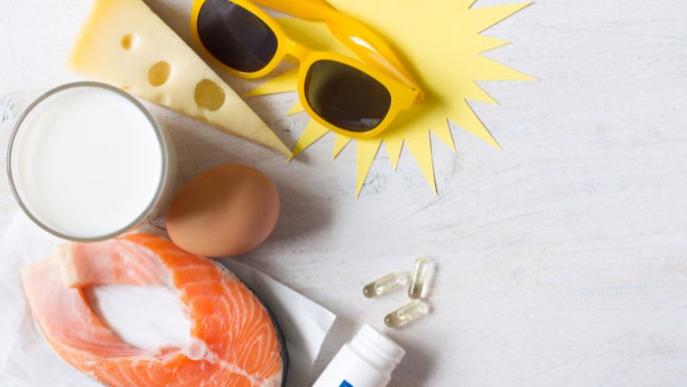 Vitamine D : rôle, carence, dosage, bienfaits et suppléments. Image rassemblant lunettes de soleil, produits laitiers, œuf, tranche de saumon et gélules.