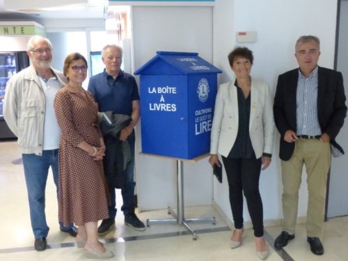 equipe de La Clinique Saint-Pierre en partenariat avec le Lions Club a installé une Boîte à Livres Lions dans le Hall B de la Clinique, en présence des membres du Lions Club Le Soler la boite est bleu