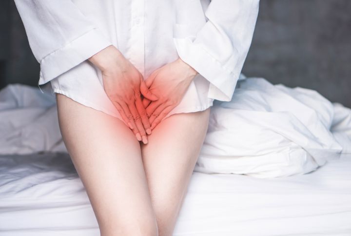 Chlamydia - image d'une jeune femme nue atteinte par la chlamydiose, les mains posées sur son vagin - Elsan