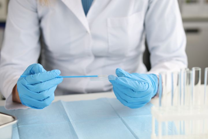 Dépistage du cancer du col de l'utérus : image d'un gynécologue tenant un spéculum dans ses mains, en prévision d'un frottis