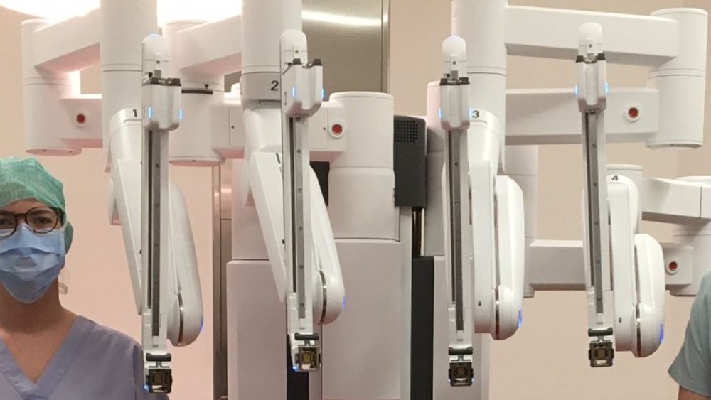 Une partie de nos infirmières de bloc et le docteur Olivier BELAS avec robot assistées.