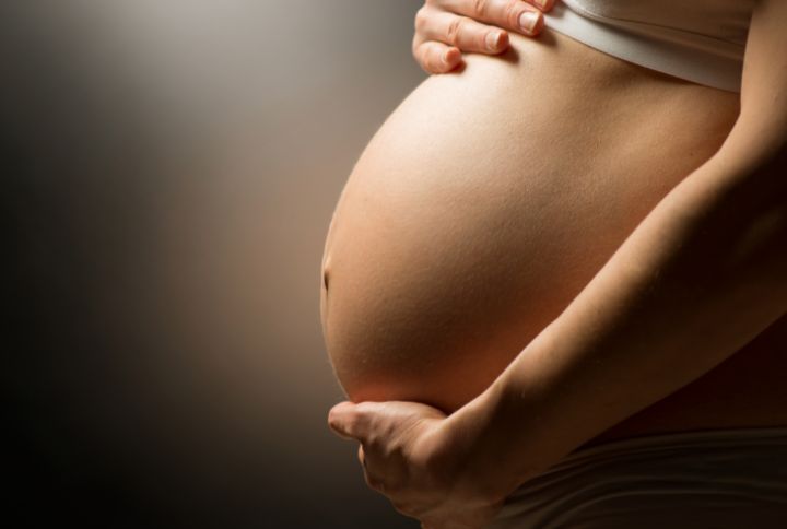 Grossesse pathologique : image du ventre d'une femme enceinte
