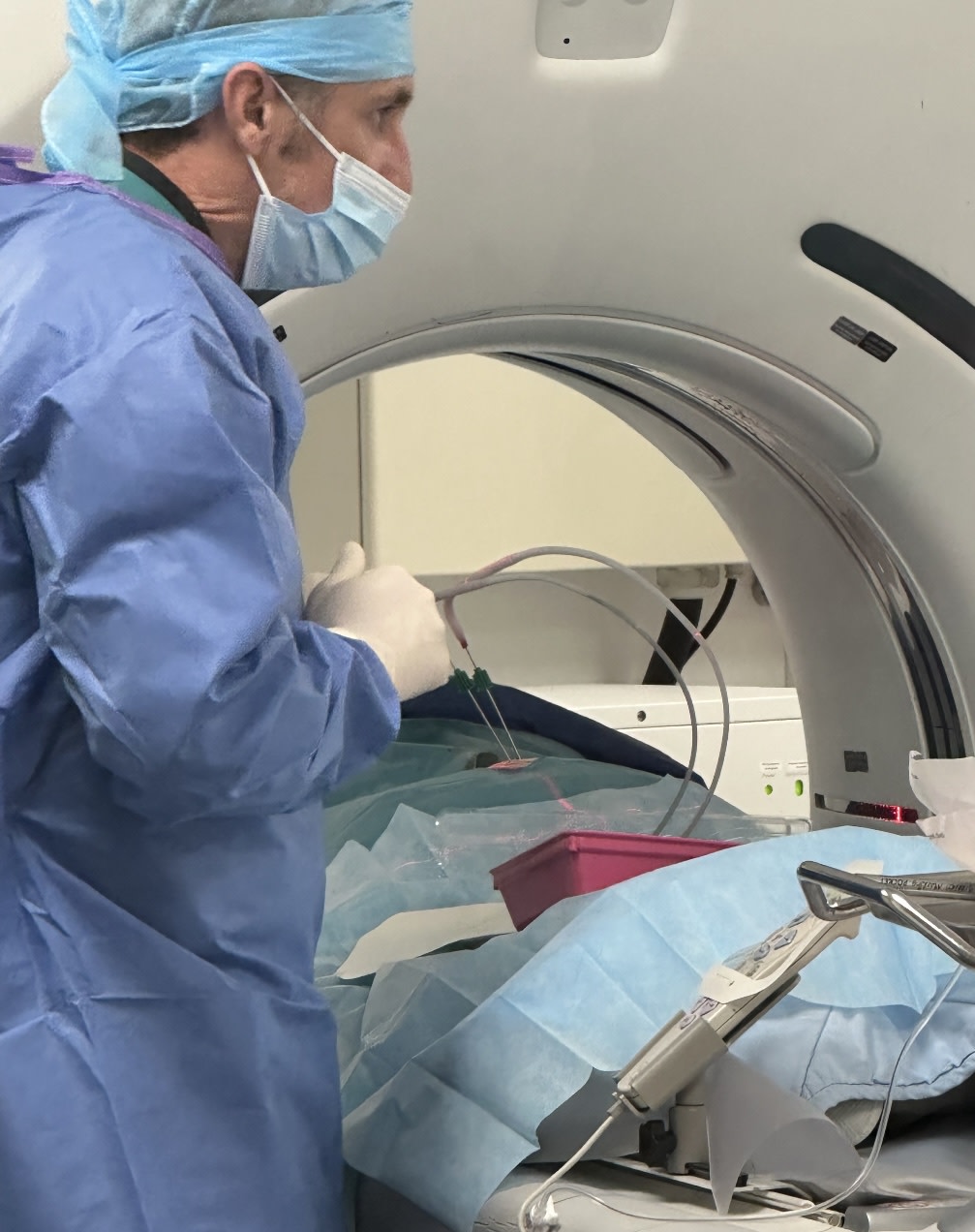 Dr Casalonga en cours de cryoablation au scanner interventionnel des Fleurs